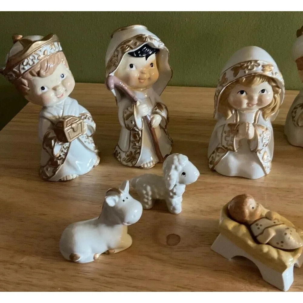 Ceramic‎ Nativity Set Small, 10 Pieces, Unbranded, White And Gold,